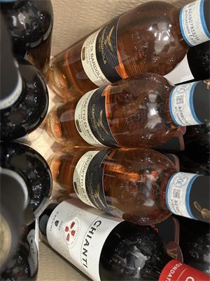 12/2026-100 bottiglie acqua, 60 bottiglie vino e 20 bottiglie vino da 1/2 litro