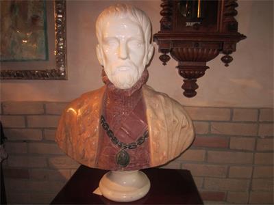 19/26-4- 01 banco office in legno con 8 cassetti e 2 ripiani, 03 statue in marmo, 04 busti statue