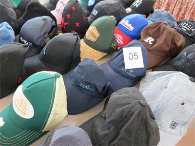 4/2026/5 - 154 cappelli e berretti usati uomo/donna varie marche, materiali e forme