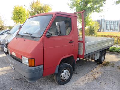 38/26-3- 01 autocarro per trasporto di cose NISSAN Trade 100 targato BB162WG