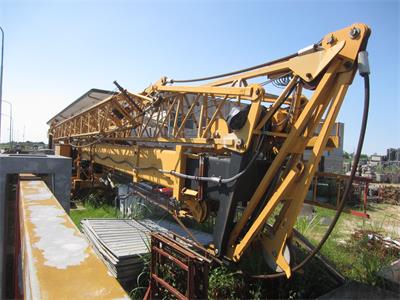 26/25-3- 01 grue edile a rotazione bassa marca Liebherr completa di zavorre, sprovvista di documenti