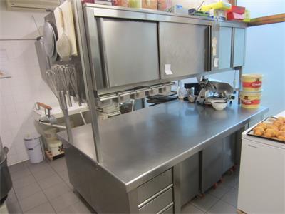 19/2025 - 01 piano lavoro in acciaio INOX con pensile, cassetti e ante scorrevoli