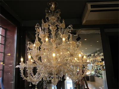 07/2026 - cospicuo lotto di lampadari, flambeau, oggetti artistici in vetro di Murano