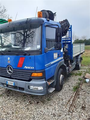 46/25-4- 01 autocarro Mercedes ATEGO 1528 con grue retrocabina e cassone ribaltabile trilaterale